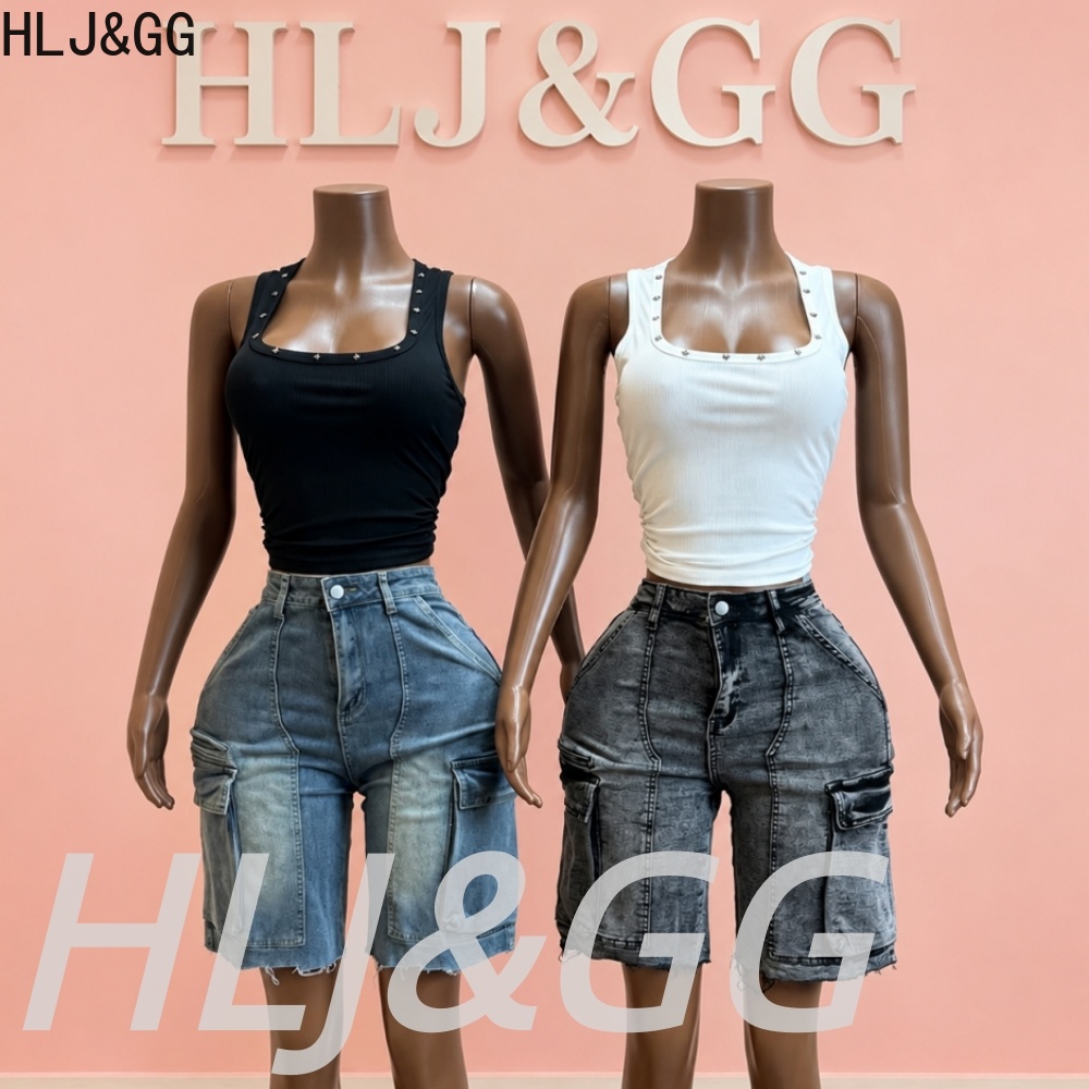 Women Fashion Jeans Top - ชุดเซ็ตสองชิ้น HLJ&GG แฟชั่นเดนิมพร้อมกระเป๋ากางเกงขาสั้นทรงตรง เสื้อกล้ามรัดรูปประดับหมุดและกางเกงขาสั้นยีนส์สำหรับผู้หญิง สไตล์สตรีทแวร์